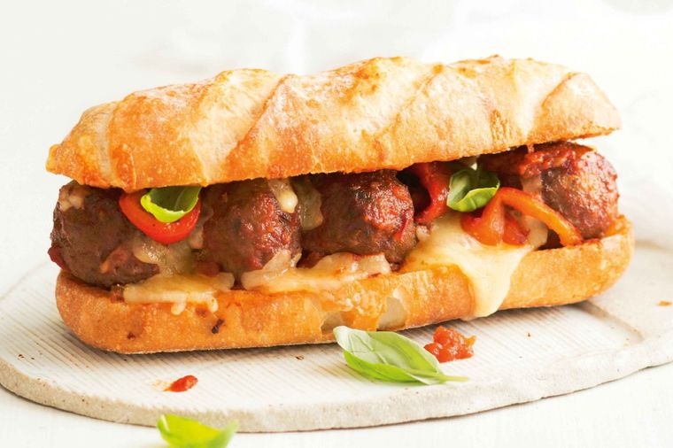 El sándwich de albóndigas de convirtió en un clásico de la cocina en América. Foto: Taste Australia - https://img.taste.com.au/-Hy7BFYS/taste/2016/11/cheesy-meatball-sub-102979-1.jpeg
