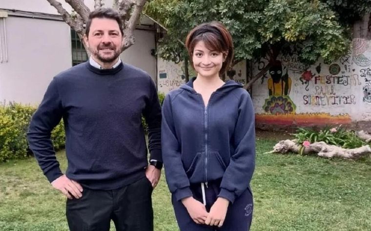 Prof. Ezequiel Marquet con Clara Soria, estudiante de quinto año del ISEP, ganadora de la etapa provincial. Foto: Gentileza