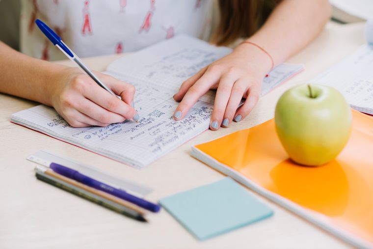 En octubre de 2022, la víctima le pudo contar a una docente sobre el abuso sexual y le pidió ayuda a través de una carta. Foto: Freepik