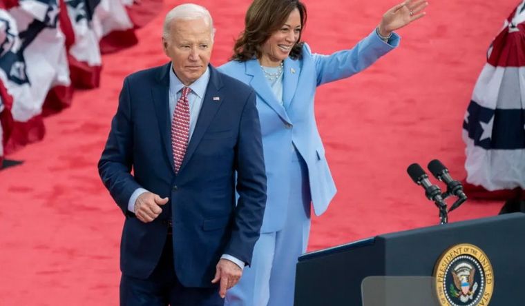 George Clooney habló de la derrota de los protagonistas de la foto: Joe Biden y Kamala Harris. Foto: Efe.
