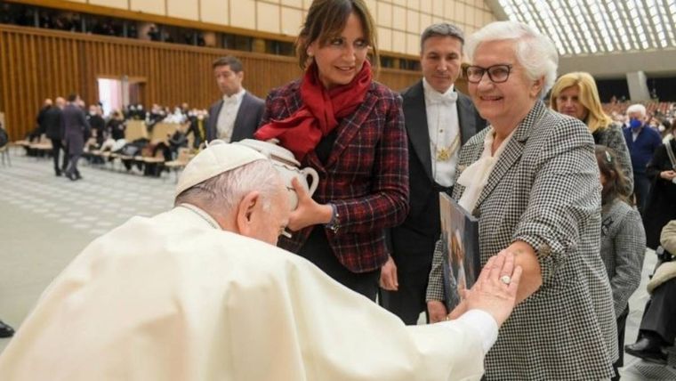 El conmovedor encuentro entre el papa Francisco y Lidia Maksymowicz, superviviente del Holocausto, a 77 años de la liberación de Auschwitz