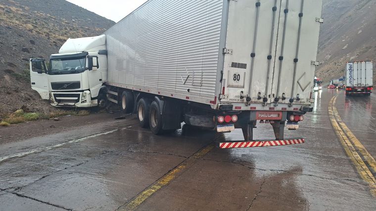 El camión brasileño que hizo "tijera" a metros de la escena del accidente fatal. El camión brasileño que hizo "tijera" a metros de la escena del accidente fatal.