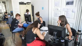 Hay un fuerte contraste entre los estudios que tiene la gente y su empleo actual
