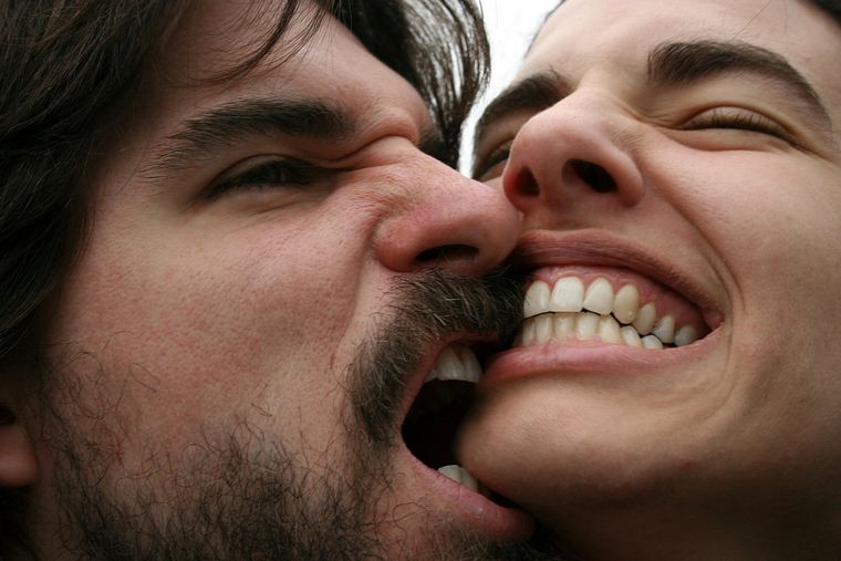 Solo tú puedes interpretar lo que significa una mordida en tu relación. Foto: Archivo