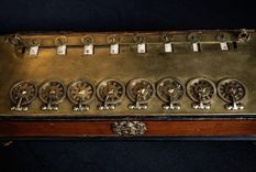 La pascalina era capaz de realizar sumas, restas, multiplicaciones y divisiones, y la que nos atañe mide 36 x 12,5 x 6,5 cm.