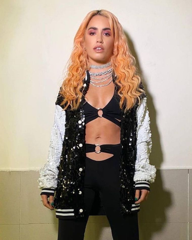 Lali Espósito y Luisana Lopilato se unen para usar la moda de la chamarra universitaria Foto: Instagram