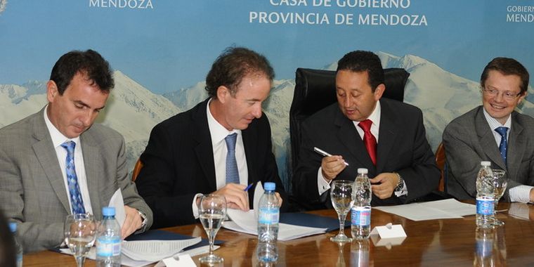 Sebastian Eskenazi, CEO de YPF, firma con Jaque. Foto: Alf Ponce / MDZ