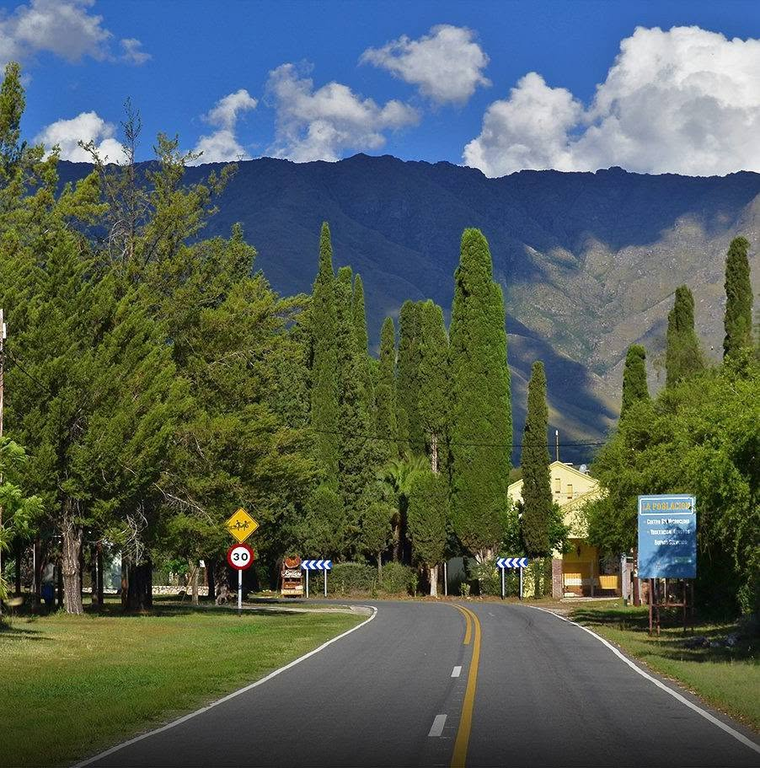 Aguas Amarillas es uno de los recorridos que se pueden realizar desde este pueblo de Traslasierra. Aguas Amarillas es uno de los recorridos que se pueden realizar desde este pueblo de Traslasierra.