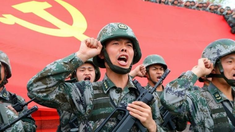 China avanza militarmente más allá de la producción de armamento y con política comercial.