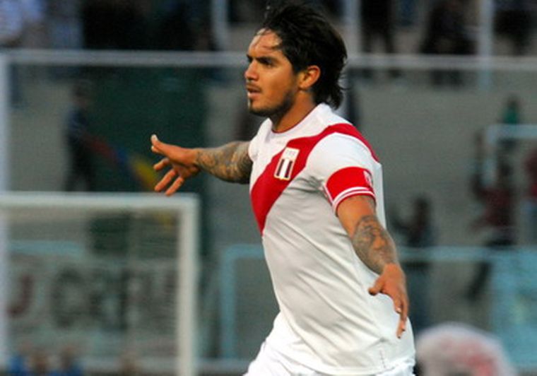 Juan Manuel Vargas es una baja importante para Perú. Foto: Télam