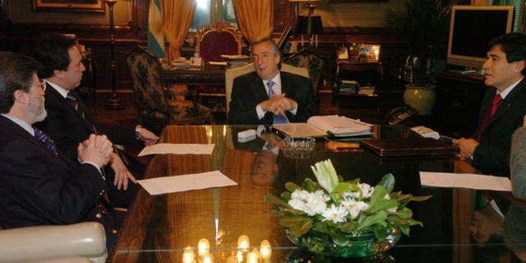 El presidente Néstor Kirchner encabezó esta mañana en Casa de Gobierno el acto de firma de promulgación, de modificación de la ley de impuesto a las Ganancias. Foto: Télam
