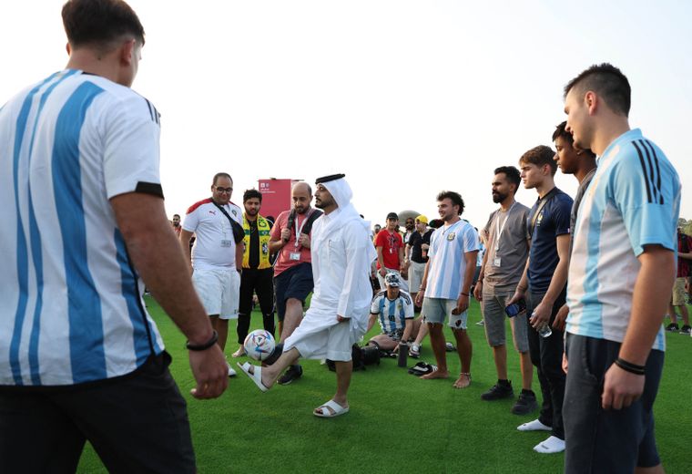 World Cup Qatar 2022 - FIFA Fan Festival Opening - FIFA Fan Festival at Al Bidda Park, Doha, Qatar - November 19, 2022 Fans play football at the opening of the FIFA fan festival Foto: REUTERS/Molly Darlington