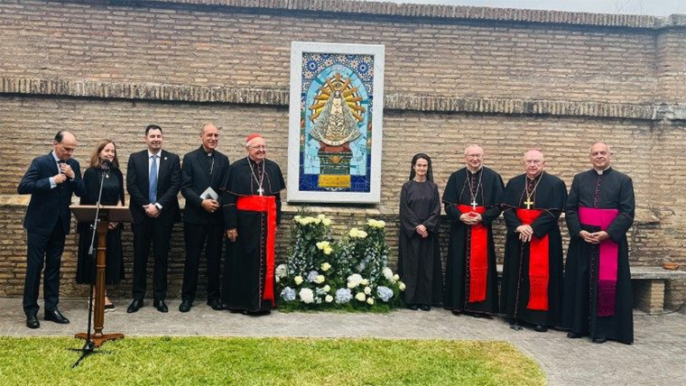 Un mosaico de la Virgen de Luján fue develado en el jardin del Vaticano.