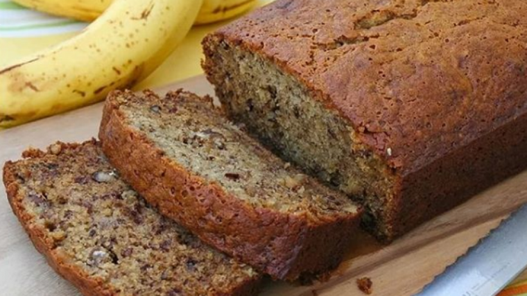 Budín de banana fácil, húmedo y con nueces.