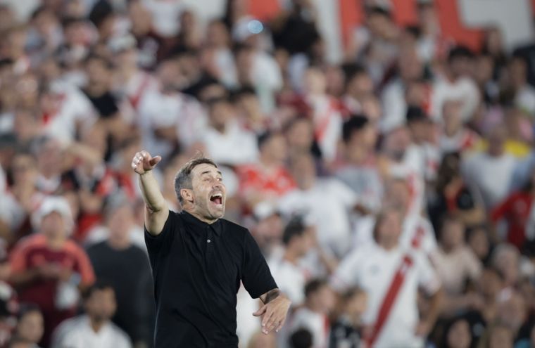 Coudet, a los gritos contra un jugador de River. ¿Qué le reclamó el DT?