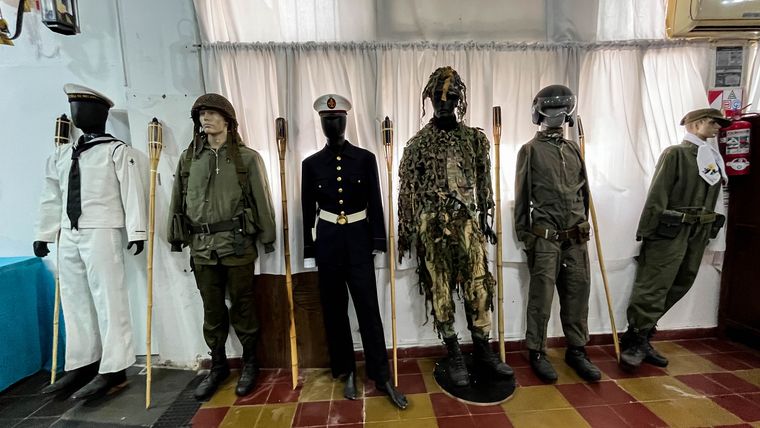 Indumentaria de diferentes soldados de la Guerra de Malvinas. Indumentaria de diferentes soldados de la Guerra de Malvinas.