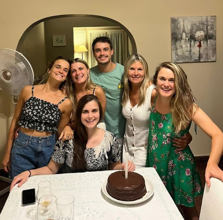 Los Riganti a pleno junto a mamá Rocío. Foto: Gentileza