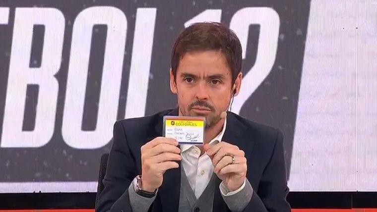 Mariano Closs mostró su carnet de socio de Colegiales. Foto: Captura