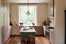 La isla de cocina es una tentación para enfocarse en lo estético, pero un buen desayunador logra aportar comodidad y funcionalidad a una cocina. Foto: deVOL Kitchen