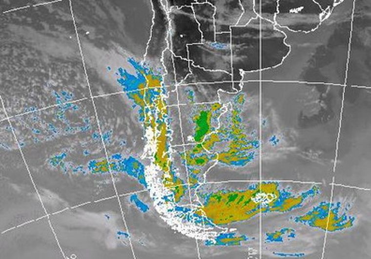 Imagen satelital del ingreso del frente frío de las 16:45.