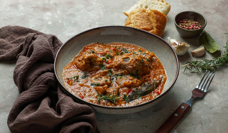 Tradicionalmente se utiliza vino blanco o tinto de la región, no solo para dar sabor, sino también para ablandar la carne durante la cocción lenta. ¡Disfruta de esta deliciosa receta! Tradicionalmente se utiliza vino blanco o tinto de la región, no solo para dar sabor, sino también para ablandar la carne durante la cocción lenta. ¡Disfruta de esta deliciosa receta!