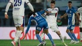 Ignacio Perruzzi, volante central de San Lorenzo, disputa un balón dividido con Gabriel Alanís, mediocampista de Estudiantes de Río Cuarto.&nbsp;