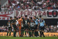 Rapallini suspendió el River-Defensa a los 25 minutos del primer tiempo Foto: Telam