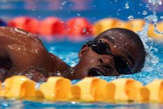 Eric Moussambani y su esfuerzo por llegar a la meta; el tiempo, en segundo plano.