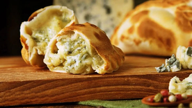 Receta de empanadas de cebolla y queso azul, suaves, cremosas y muy sabrosas.