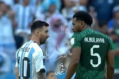 Messi y un picante cruce con un jugador de Arabia Saudita. Messi y un picante cruce con un jugador de Arabia Saudita.