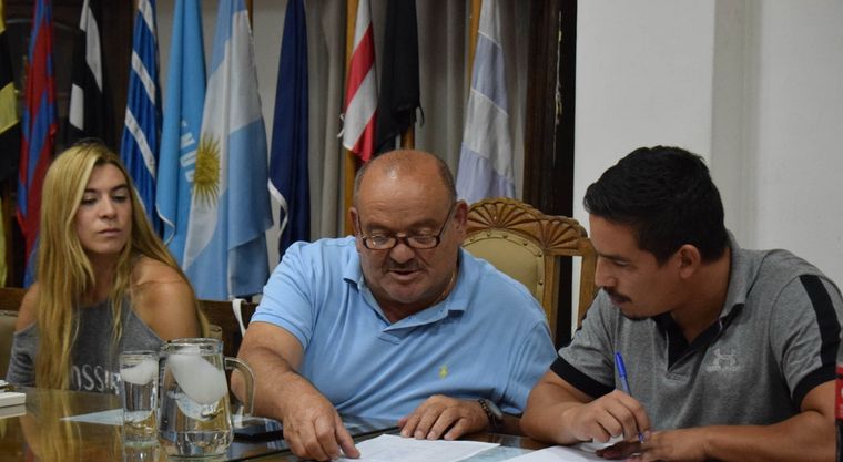 Carlos Suraci, en el medio, presidente de la Liga Mendocina (Foto: Femegol)