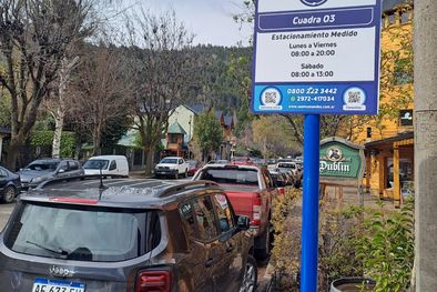 MDZol | Las calles céntricas de San Martín de los Andes están llenas de carteles que anticipan la entrada en vigencia del sistema de estacionamiento medido Foto: MDZ