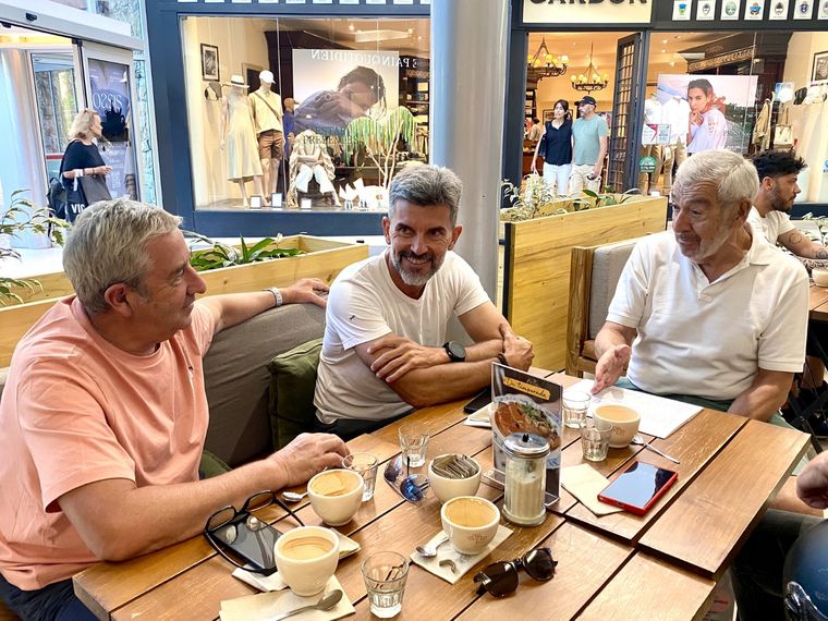 De izquierda a derecha: Julio Cobos, Ulpiano Suarez y José Octavio Bordón. Foto: X @juliocobos