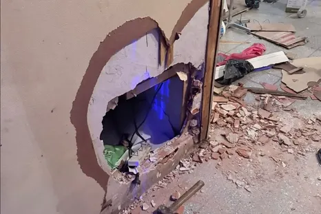 La Policía de la Ciudad de Buenos Aires frustró un robo contra un negocio de Lotería y servicios financieros internacionales en el barrio de Recoleta y detuvo a tres boqueteros. La Policía de la Ciudad de Buenos Aires frustró un robo contra un negocio de Lotería y servicios financieros internacionales en el barrio de Recoleta y detuvo a tres boqueteros.