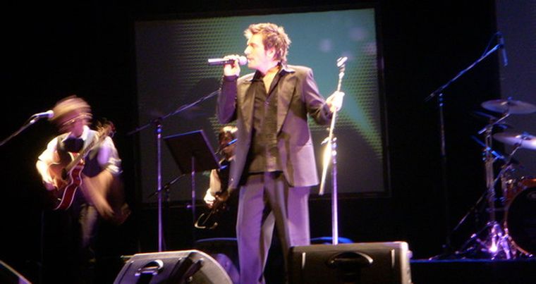 Bailando, cantando y con palabras de agradecimiento, Ale presentó su disco en el Teatro Independencia. Foto: MDZ