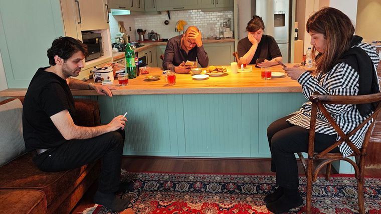 Las personas en Irán están intentando informarse sobre los ataques en medio de un apagón de internet.