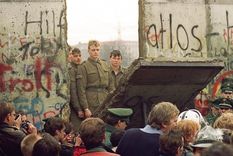 La canción de Bowie inspiró a muchos a tirar el muro. Foto: CEDOC Foto: CEDOC La canción de Bowie inspiró a muchos a tirar el muro. Foto: CEDOC Foto: CEDOC