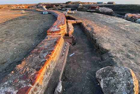 La estructura, encontrada en la antigua ciudad de Pelusio, conservó canales, reservorios y una conexión con un brazo del Nilo. La estructura, encontrada en la antigua ciudad de Pelusio, conservó canales, reservorios y una conexión con un brazo del Nilo.