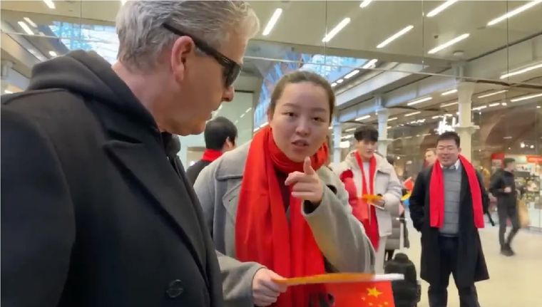 Todo sucedió después de que las personas con nacionalidad China le dijeran al pianista que borrara el video. Foto: Captura de Pantalla