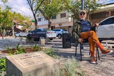 Pocho Sosa, visiblemente conmovido, descubre la placa que inmortaliza su nombre en la plazoleta de la Cuarta Sección. / Prensa Ciudad