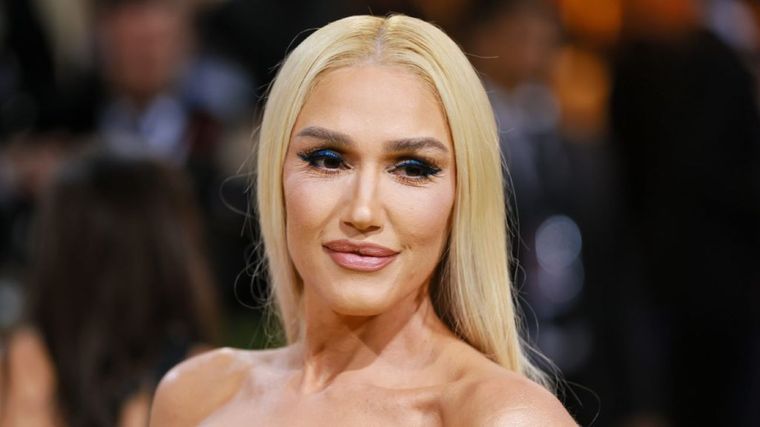 Gwen Stefani causó furor luciendo un audaz minivestido rojo.