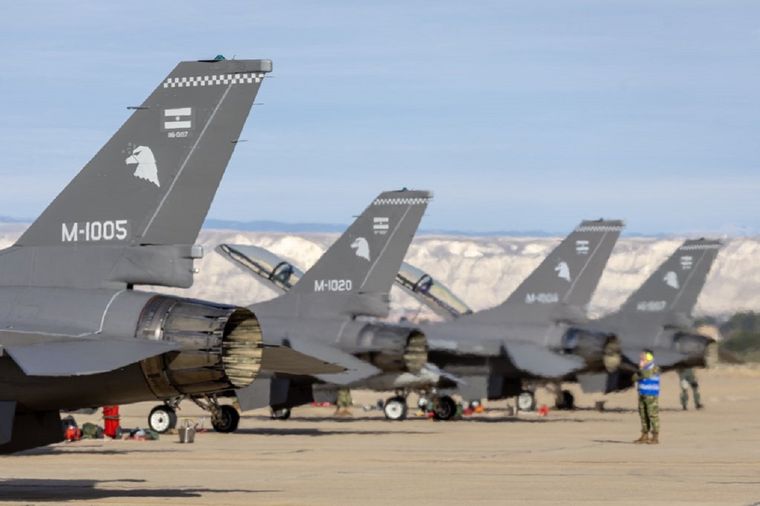 Los aviones de combate F-16 ya vuelan alto. Los aviones de combate F-16 ya vuelan alto.