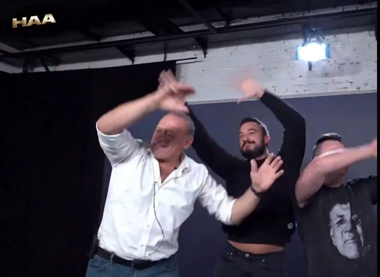 Sergio Berni demostró sus dotes bailando en un programa de streaming y las redes no lo perdonaron Foto: X de @estoeshaa