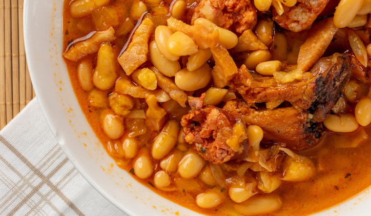 Esta receta de jud&iacute;as blancas con chorizo se populariz&oacute; en zonas rurales porque aportaba energ&iacute;a duradera gracias a la combinaci&oacute;n de legumbres y embutidos.