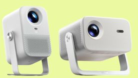 El nuevo proyector lanzado por Xiaomi incluye un práctico estabilizador ajustable de 150 grados. El nuevo proyector lanzado por Xiaomi incluye un práctico estabilizador ajustable de 150 grados.