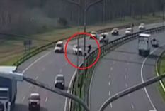 El hecho quedó registrado por las cámaras de seguridad de la autopista Foto: captura video El hecho quedó registrado por las cámaras de seguridad de la autopista Foto: captura video