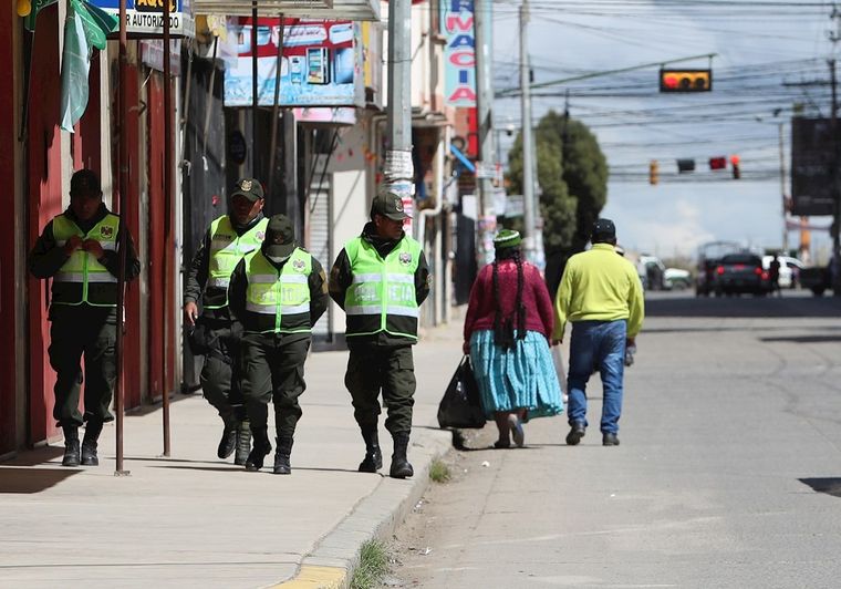 Hay fuerte presencia de la policía boliviana en las calles de las ciudades. Foto: EFE