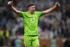 El Dibu entró en el grupo selecto de los que saben cuánto pesa la Copa del Mundo Foto: Télam