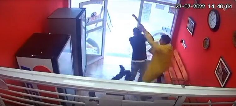El episodio quedó registrado por una cámara de seguridad del lugar
