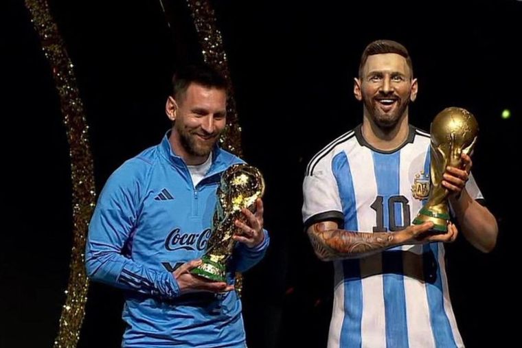 Messi junto a... Messi: la estatua-homenaje de Conmebol que sorprendió a Leo.